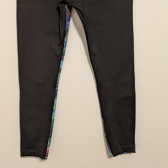 Koral abstract multicolor black cropped leggings size small - Picture 6 of 8